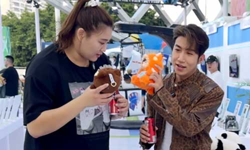 Women's basketball star Liu Yutong and singer Liang Shanshan cheer for the  Sunyan XiaoCong AI toy: "So cute!"